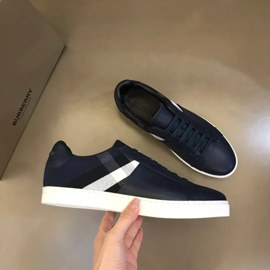 ¥380▫️B’s men’s classic low-top sneakers are reinterpreted in Vintage plaid cotton and cowhide materials, and decorated with a new brand logo. First-layer cowhide lining, embossed Burberry logo on the heel, and original TPU outsole! 38-44 (45 customized)
